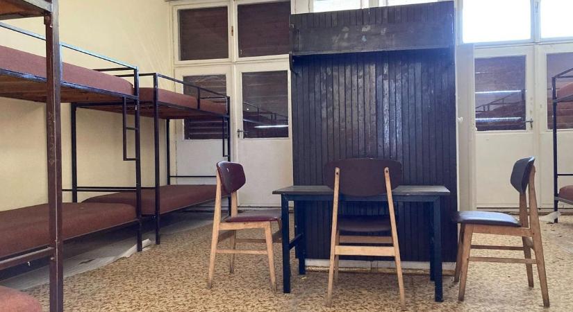 Már csak a szomorú, pöttyös gumilabdák árulkodnak az elhagyatott balatoni üdülő aranykoráról