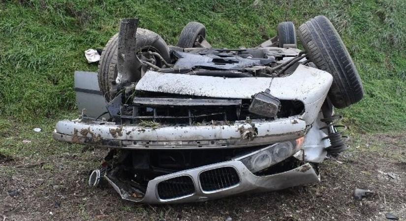 Durva baleset: mint a filmeken, többször átfordult az autó a tengelye körül