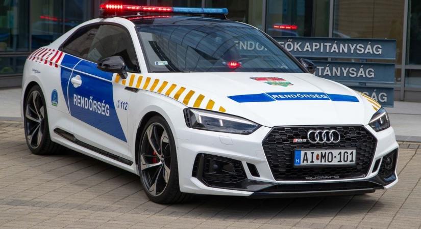 Rengeteg a lefoglalt autó, amiből a rendőrség is válogat: például egy 450 lóerős Audit