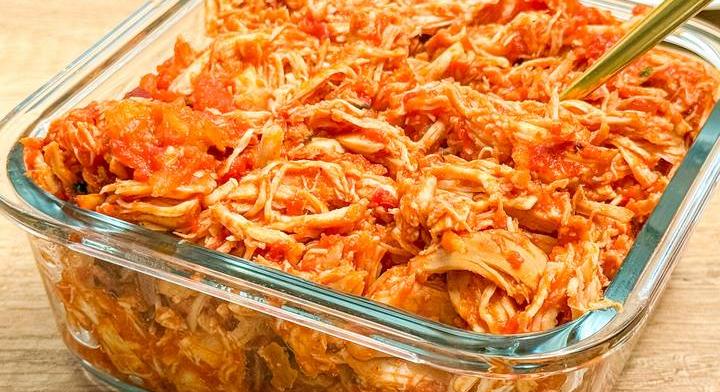 Gyors és szaftos tépett csirkemell: vajpuhára sül a paradicsomszószban