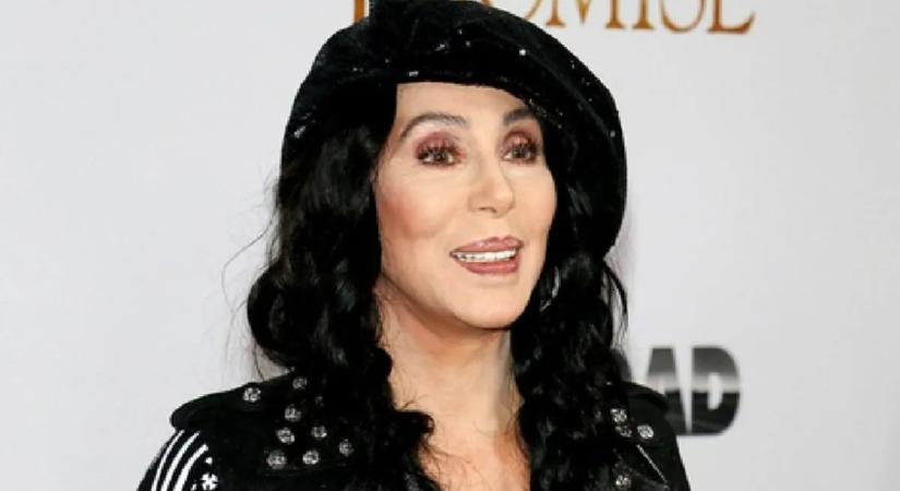 Cher kétségbeesetten küzd az öregedés ellen - ennek rossz vége lehet