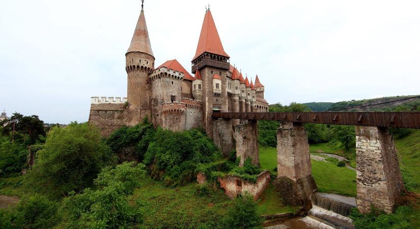Titkos doboz rejtőzött Hunyadi János szobra alatt, sokkot kaptak a restaurátorok amikor kinyitották