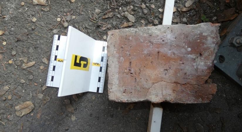 Szó nélkül ütötte arcon szomszédját egy ittas szoboszlói férfi, hozzávágott egy téglát is