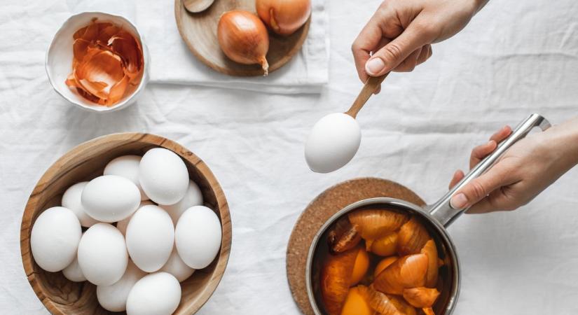 Természetes tojásfestés: hagymahéj, cékla, kurkuma – színskála és idő