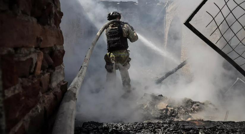 Többen megsebesültek egy boltra mért orosz dróncsapásban Ukrajna északi részén