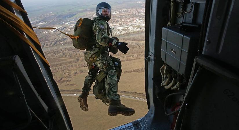 Különleges felvételek a szolnoki katonákról, újra feltűntek az ejtőernyősök az égen