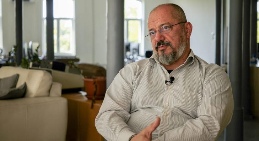 „Elég gyenge próbálkozás” – Orbán manipulált videó miatt hívogatta a családját a kibervédelmi szakértő szerint