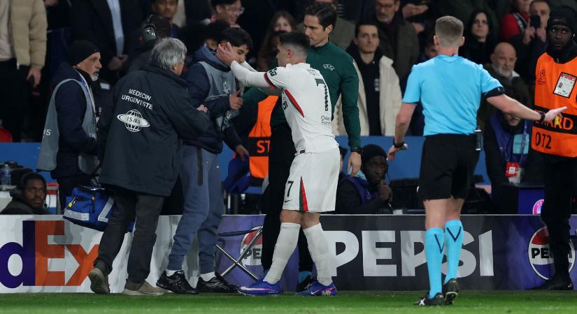 BL: A Fradi kapusának botrányos ügyét utánozta a Chelsea sztárja a fellökött labdaszedővel - videó