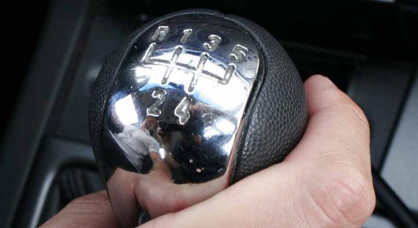 Te tudtad? Ezért van visító hangja a sebességváltónak hátramenetben (videó)