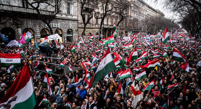 Készülhetnek az autósok, jelentős forgalomkorlátozásokra kell számítani március 15-én