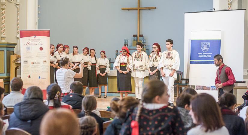 „Csak tiszta forrásból” – Országos népdalvetélkedőre várják a nevezéseket
