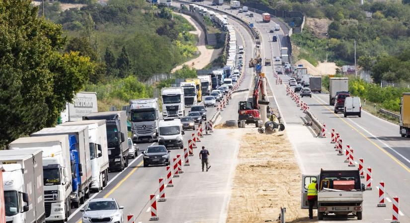 Rendőrduó mentett életet az M1-esen, az út közepére kellett rohanni a sérültért