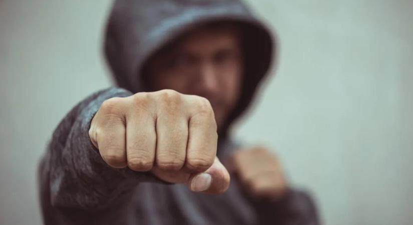 Négyen támadtak a sértettre, úgy megverték, hogy majdnem belehalt