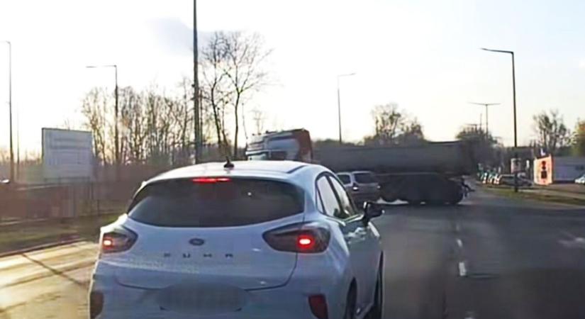 Súlyos: jó, hogy be nem gyűrte a kamionos az Opelt Mátészalkán – „ha kell a videó, átküldöm a feljelentéshez”
