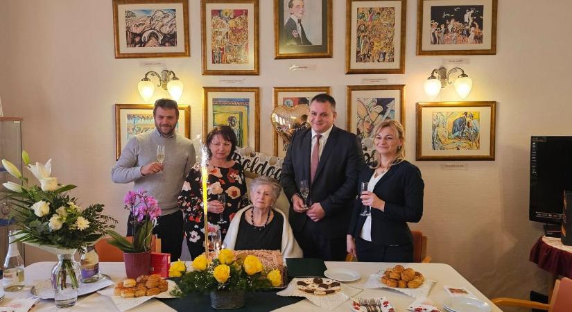 A 90 éves Edit nénit köszöntötték