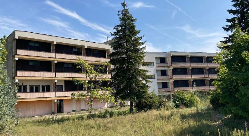 Már csak a pöttyös gumilabdák árulkodnak az elhagyatott balatoni üdülő aranykoráról (sonline.hu)