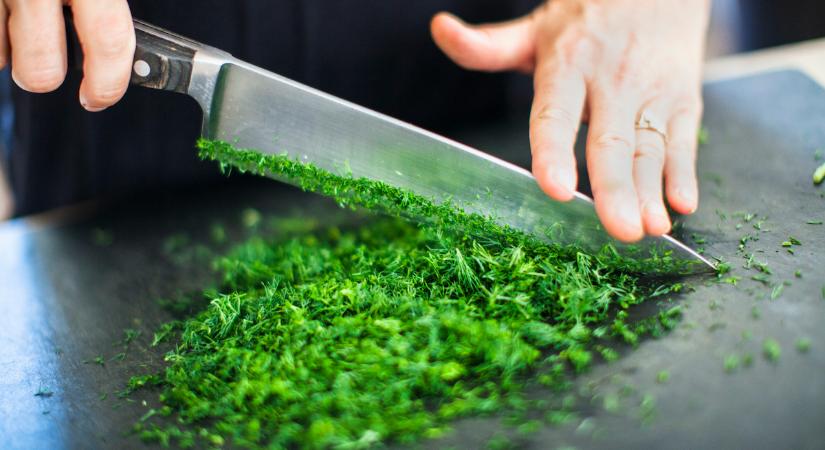 Nem hinnénk, de ezt teszi a petrezselyem a szervezetünkkel