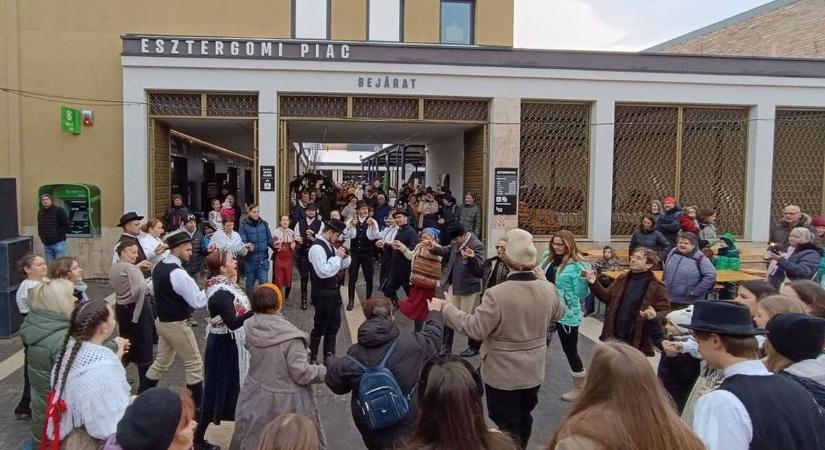 Ezek a legjobb piacok Komárom-Esztergom vármegyében: friss vásárnaptár és díjnyertes helyszínek