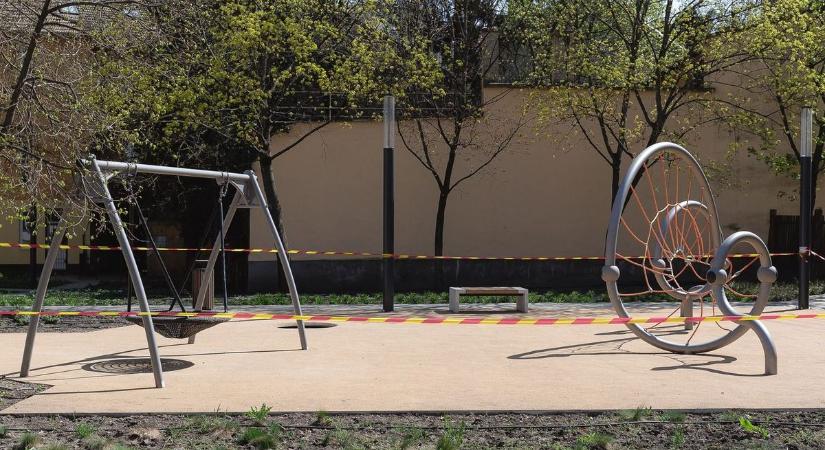 Vascsövekkel támadt fiatalokra az apa-fiai csapat egy hevesi játszótéren