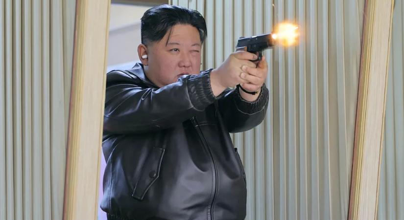 Kim Dzsongun egy új észak-koreai pisztolyt tesztelt, a 13 éves lánya is beállt a lőállásba