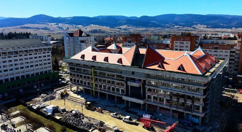 Látványos előrelépés a csíkszeredai megyeháza felújításánál
