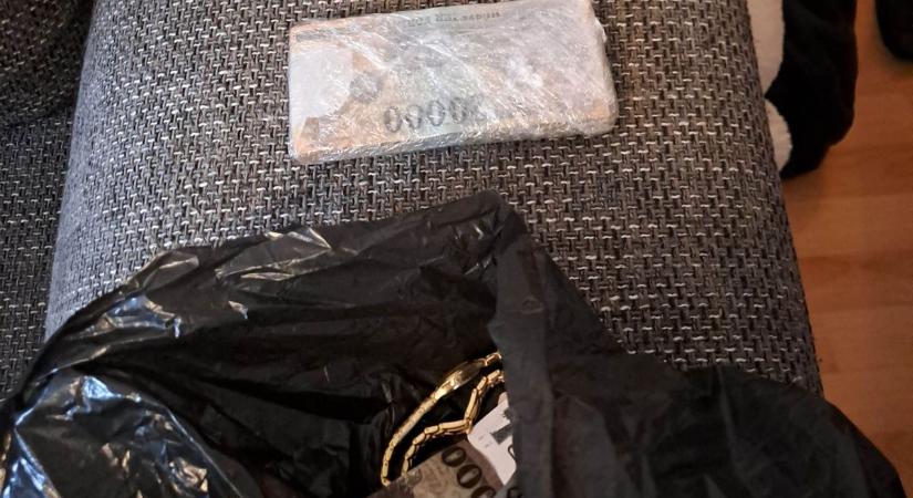 Kukászsákban adta át a milliókat Nyíregyházán – álkibernyomozók verték át a nyugdíjast