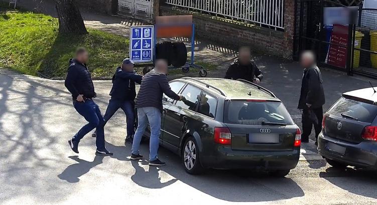 Álrendőrön ütöttek rajta a valódi zsaruk