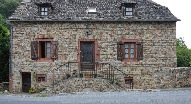 Pofátlan csaló bagóért adatta el a gödi nénivel a házát