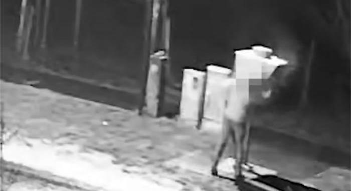 Videón a kecskeméti rém, aki festékszóróval bánt el egy traffipaxszal