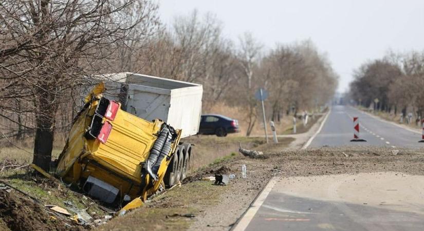 Hatalmas volt a csattanás Hevesben, brutális sérüléseket szenvedett a mentőhelikopterrel elvitt sofőr – videóval