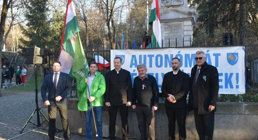 Toroczkai Medvegyev-sztorikkal és EU-ellenességgel próbálta megfogni az erdélyi szavazókat