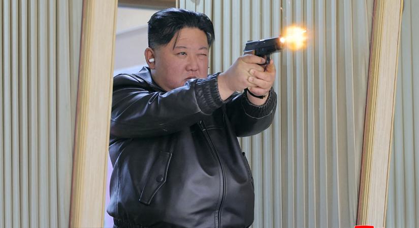 Kim Dzsongun a 13 éves lányával próbált ki egy pisztolyt