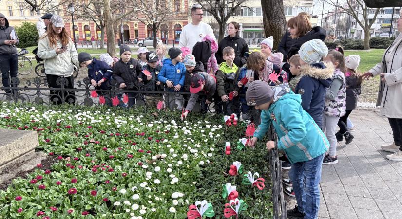 Apró kezek, nagy hagyomány – ovisok díszítik a Kossuth-szobor környékét az ünnepre