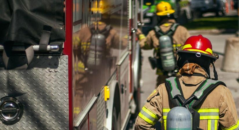 Kigyulladt egy busz Héderváron, fotókon a kiégett jármű