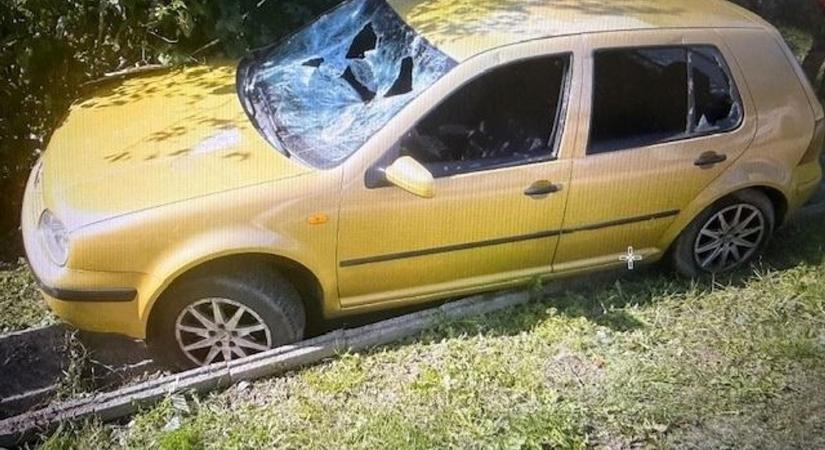 A balesetet szenvedett autót verte szét a dühöngő férfi