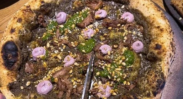 Paradicsom helyett erjesztett halszósz - római kori pizzát sütöttek az egyik budapesti pizzéria dolgozói