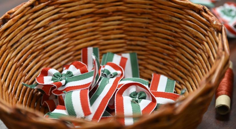 Hőseiknek állítanak emlékművet a szentjobbiak – Március 15-ét ünnepel Bihar megye