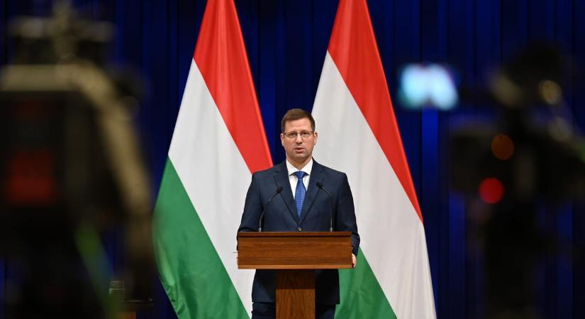 „Este hatkor semmi nem emlékeztetett arra, hogy ez egy iskola” - mondta Gulyás Gergely az iskolában rendezett kampányfórumról