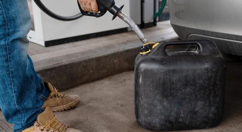 Mutatjuk, be lehet-e spájzolni benzinből, gázolajból. Meglepődsz, mi derült ki a kannába tankolásról