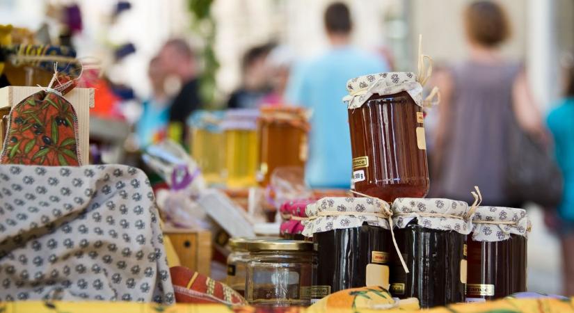 Új termelői piac nyílt Kecskeméten: péntekenként friss házi finomságok várják a vásárlókat – videó