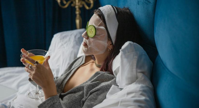 Tényleg gyorsabban nő a haj éjfél után? 7 elavult szépségápolási mítosz, amit ideje elfelejteni