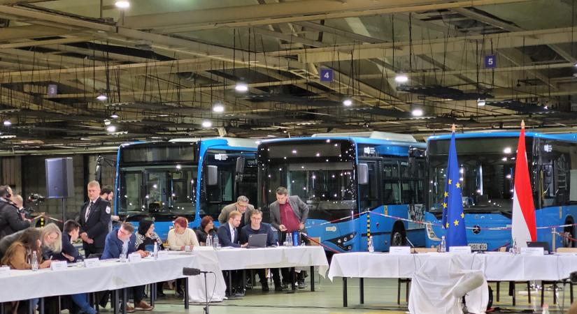 Karácsony Gergely: Ha kell, beállnak a BKV-buszokkal a benzinkutakra tankolni