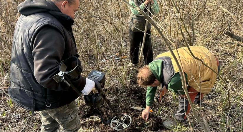 Titkos helyszínen kutattak a Tisza-tónál, elfeledett múltra bukkantak a sárban a régészek