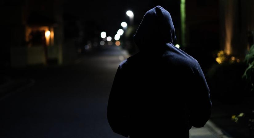 Brutális rablás a külvárosban: két fiatal durván összeverte és kifosztotta az áldozatát