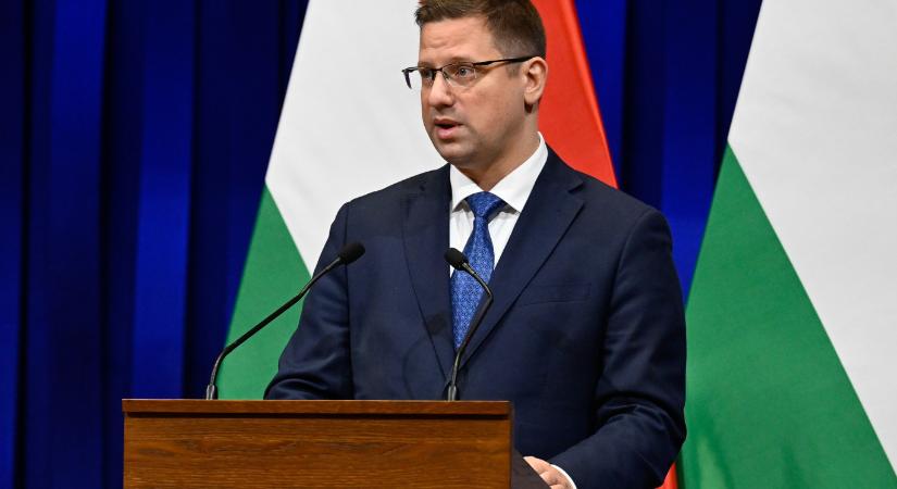 Kőolaj és földgáz lepte be a Kormányinfót