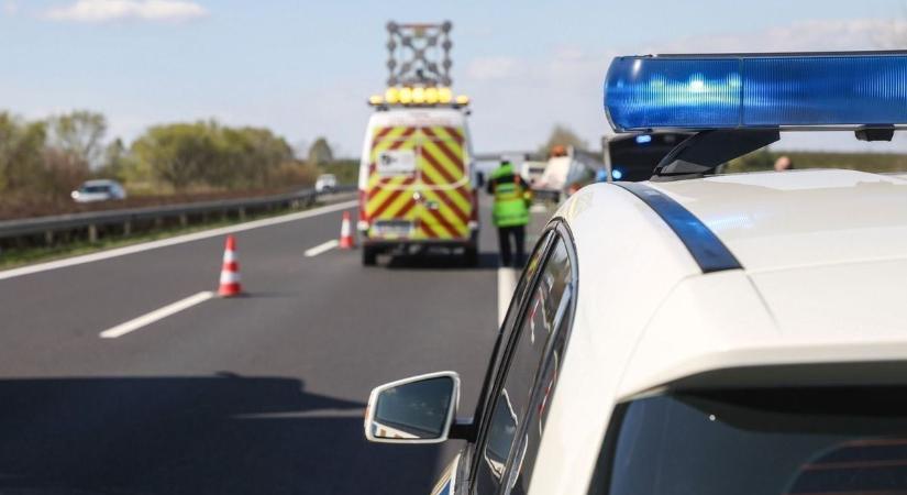 Újabb baleset az M3-on: szalagkorlátnak ütközött egy autó