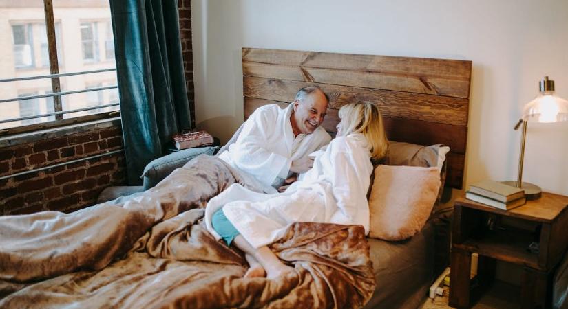 Felvállalta 44 évvel idősebb szerelmét a nő, nem kíméli az internet népe