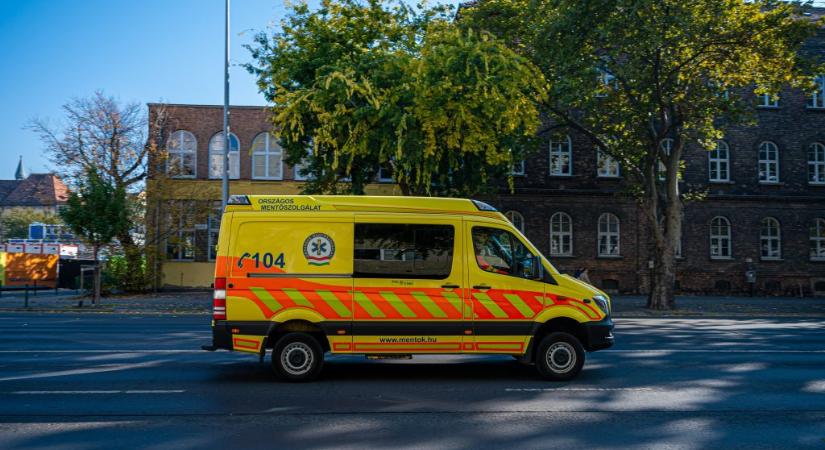 Összeesett egy nő egy budapesti céges rendezvényen, a mentők élesztették újra