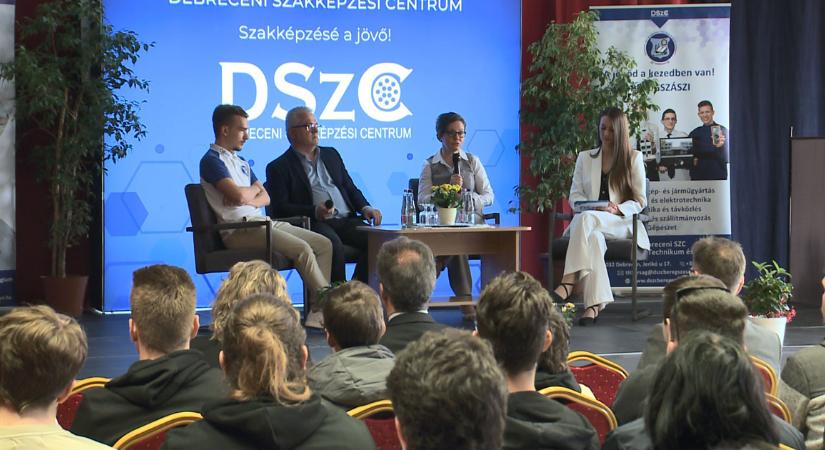 Digitális Egyensúly néven indított programot a Debreceni Szakképzési Centrum