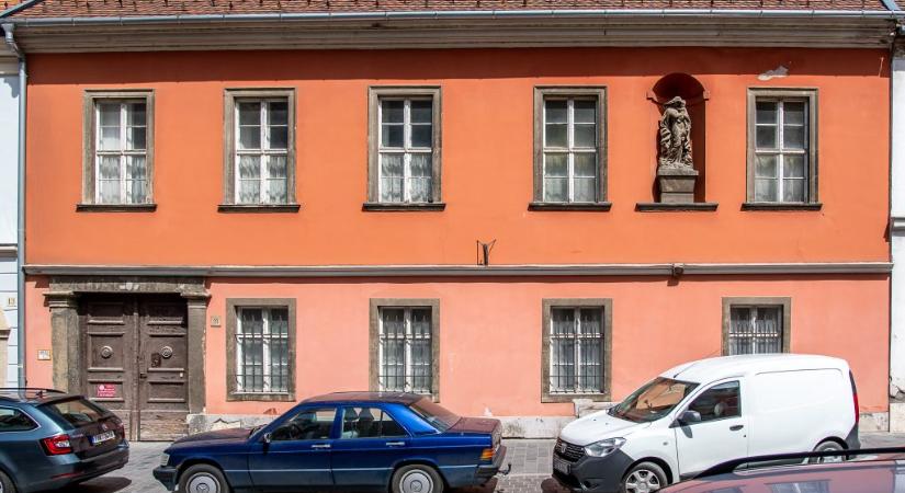 Válasz: Tiborcz István eladta a Karmelitától kőhajításnyira fekvő luxusingatlanát, ami így is NER-en belül maradt